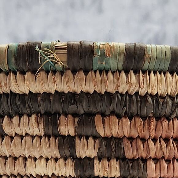 Beautiful Hand-Woven grass basket bowl approx. 6.5 X 10.5 inches - Picture 7 of 7